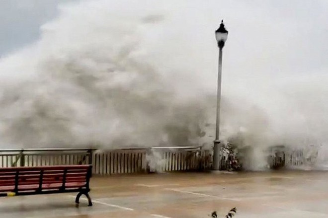 Video: Tòa nhà ở Hong Kong đung đưa, kính vỡ tung tóe trong bão MANGKHUT - Ảnh 4.