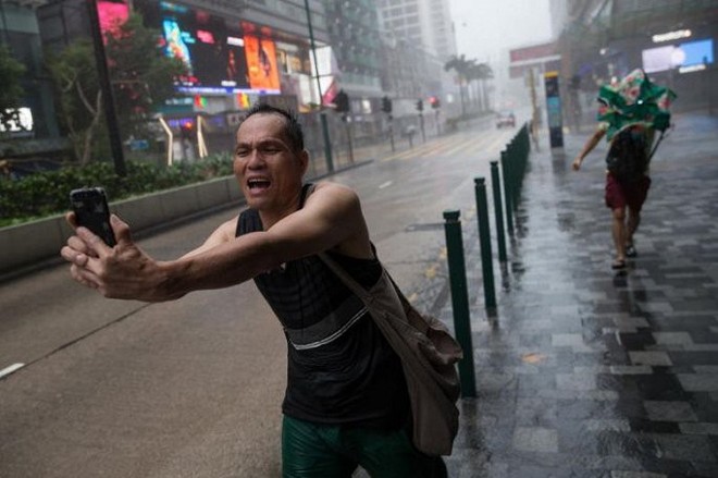 Video: Tòa nhà ở Hong Kong đung đưa, kính vỡ tung tóe trong bão MANGKHUT - Ảnh 7.