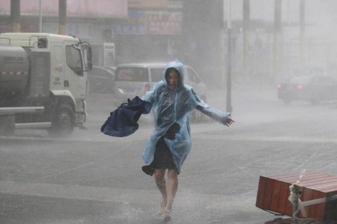 Video: Tòa nhà ở Hong Kong đung đưa, kính vỡ tung tóe trong bão MANGKHUT - Ảnh 8.
