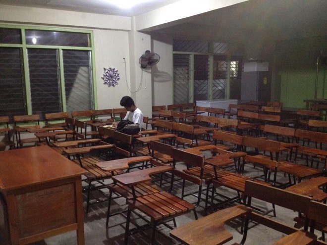 Cảm động hình ảnh nam sinh Philippines ở lại trường học bài đến tận tối muộn vì ở nhà nghèo không có điện - Ảnh 1.