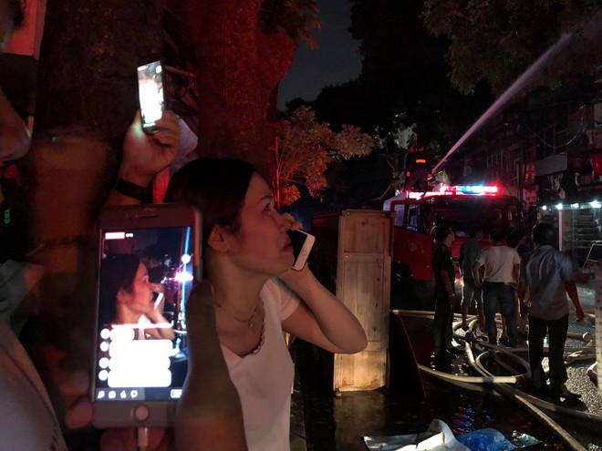 Nóng: Cháy lan kinh hoàng cả dãy trọ gần viện Nhi ở Hà Nội, nhiều người ôm mặt khóc nức nở - Ảnh 7.