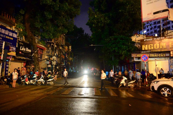 Nóng: Cháy lan kinh hoàng cả dãy trọ gần viện Nhi ở Hà Nội, nhiều người ôm mặt khóc nức nở - Ảnh 22.