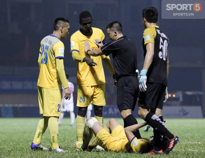 HLV Nguyễn Đức Thắng: Không nên để trọng tài Hoàng Ngọc Hà tham gia V.League, Thanh Hóa sẽ làm việc với BTC - Ảnh 2.