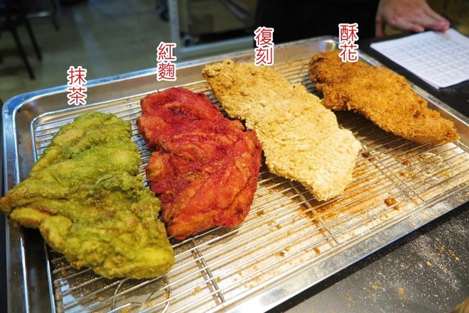 Gà rán khổng lồ đủ màu - món ăn vặt mới toanh của Đài Loan làm dân tình dậy sóng - Ảnh 1.