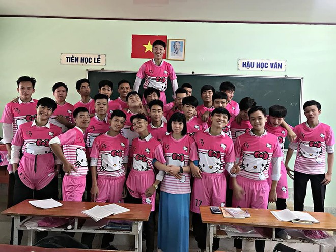 Chơi lớn như teen Vĩnh Long: Làm hẳn đồng phục lớp hình Hello Kitty để tôn vinh phái yếu! - Ảnh 1.