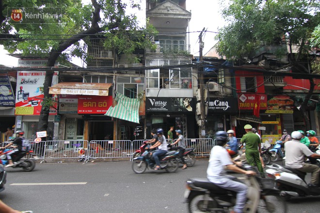 Ảnh, clip: Khung cảnh tan hoang b&ecirc;n trong d&atilde;y trọ bị giặc lửa thi&ecirc;u rụi ở H&agrave; Nội - Ảnh 1.