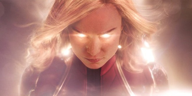 Captain Marvel rách trời rơi xuống, đấm người già trong trailer nóng hổi đầu tiên  - Ảnh 10.