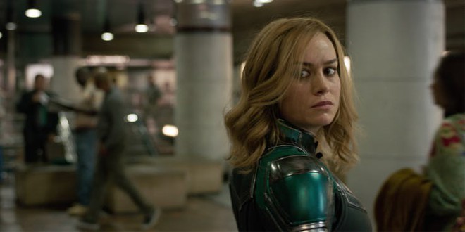 Captain Marvel rách trời rơi xuống, đấm người già trong trailer nóng hổi đầu tiên  - Ảnh 3.