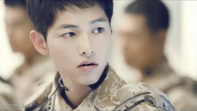 Tạo hình nam tính nhưng Song Luân vẫn còn kém Song Joong Ki về khoản này ở loạt ảnh đầu tiên của Hậu Duệ Mặt Trời bản Việt - Ảnh 2.