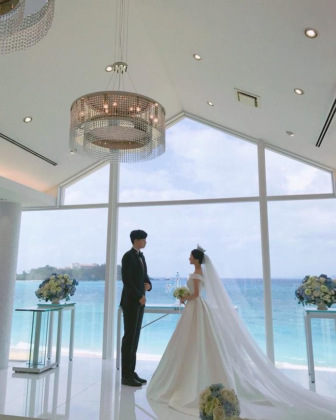 Nếu nhận được thiệp mời dự đ&aacute;m cưới bằng c&aacute;ch... giắt v&agrave;o cổng nh&agrave; như thế n&agrave;y th&igrave; bạn sẽ l&agrave;m g&igrave;? - Ảnh 1.