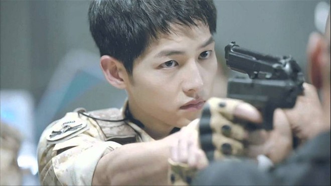 Tạo hình nam tính nhưng Song Luân vẫn còn kém Song Joong Ki về khoản này ở loạt ảnh đầu tiên của Hậu Duệ Mặt Trời bản Việt - Ảnh 13.