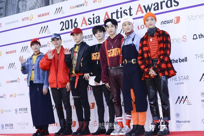 Idol H&agrave;n cũng khổ chứ đ&acirc;u sướng g&igrave;, thi thoảng vẫn bị stylist d&iacute; cho những bộ đồ nh&igrave;n chỉ muốn kh&oacute;c - Ảnh 2.