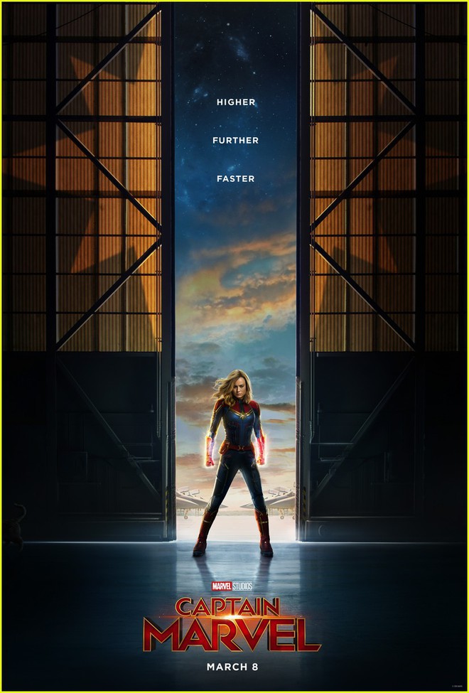 Captain Marvel rách trời rơi xuống, đấm người già trong trailer nóng hổi đầu tiên  - Ảnh 11.