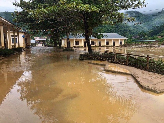 Nghệ An: Lũ quét trong đêm, học sinh hoảng loạn bỏ chạy - Ảnh 2.