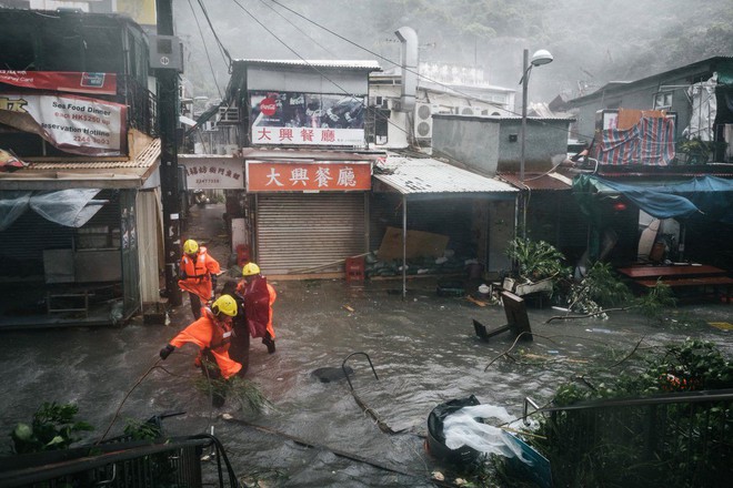 Những hình ảnh ghi lại sự ác liệt của Mangkhut - siêu bão mạnh nhất thế giới trong năm nay - Ảnh 9.