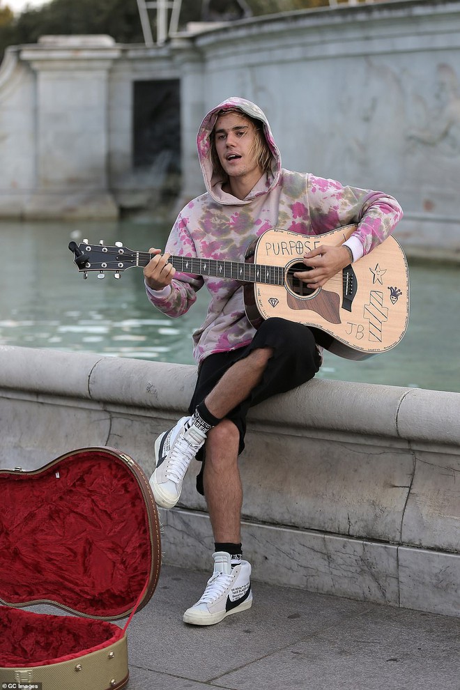 C&ograve;n g&igrave; l&atilde;ng mạn hơn: Justin Bieber ngồi giữa phố London gảy đ&agrave;n h&aacute;t tặng Hailey Baldwin trước mắt nhiều người - Ảnh 2.