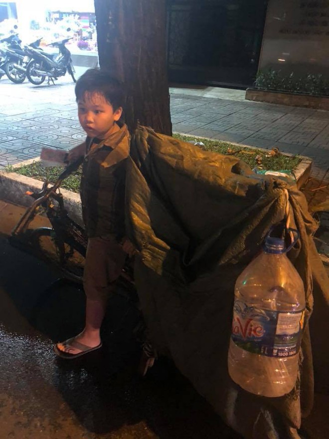 M&oacute;n qu&agrave; đầu năm học mới d&agrave;nh cho cậu b&eacute; hằng đ&ecirc;m nhặt ve chai đến 3 giờ s&aacute;ng ở S&agrave;i G&ograve;n - Ảnh 4.