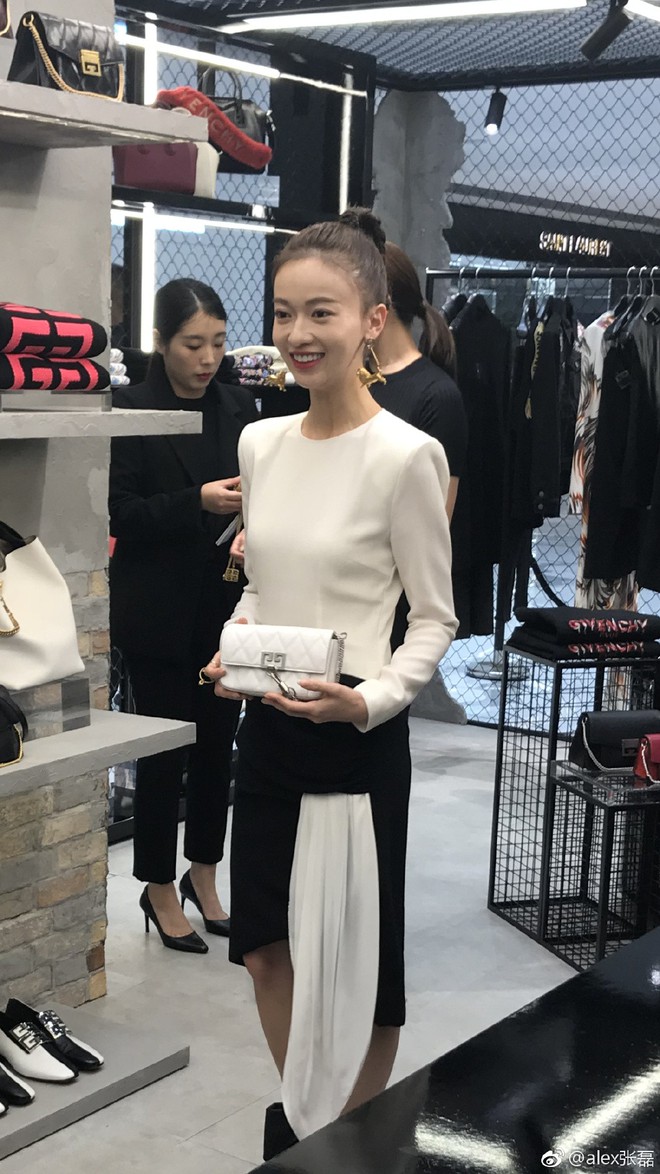 Ph&oacute; Hằng Hứa Khải xuất hiện gượng gạo b&ecirc;n Anh Lạc sau loạt ảnh hẹn h&ograve; với hồ ly tinh bị paparazzi c&ocirc;ng bố - Ảnh 5.