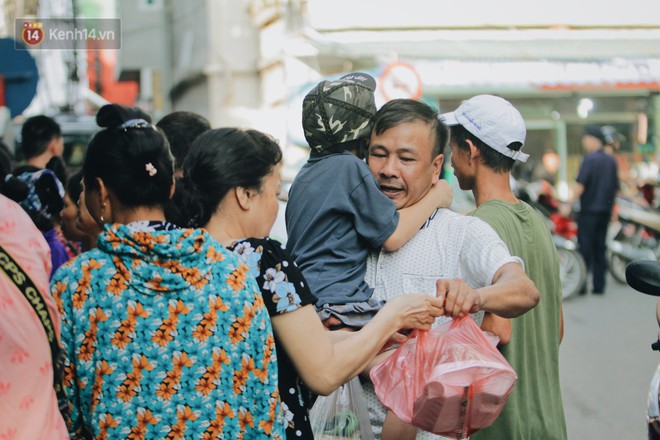 Vụ cháy ở Đê La Thành: Tình người sau đám cháy gần Viện Nhi Trung Ương 