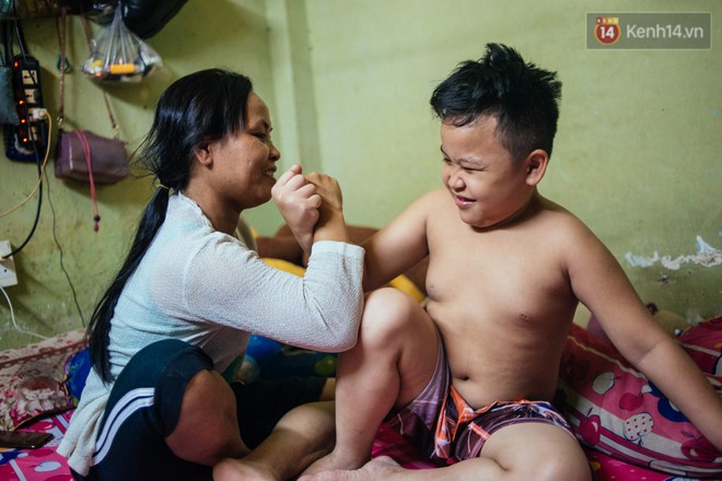 M&oacute;n qu&agrave; đầu năm học mới d&agrave;nh cho cậu b&eacute; hằng đ&ecirc;m nhặt ve chai đến 3 giờ s&aacute;ng ở S&agrave;i G&ograve;n - Ảnh 6.
