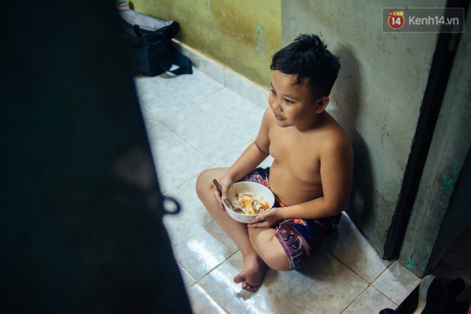 M&oacute;n qu&agrave; đầu năm học mới d&agrave;nh cho cậu b&eacute; hằng đ&ecirc;m nhặt ve chai đến 3 giờ s&aacute;ng ở S&agrave;i G&ograve;n - Ảnh 3.