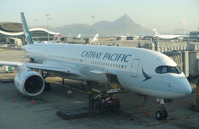 Hãng hàng không Cathay Pacific sơn lại máy bay cho mới, ai ngờ lại thiếu luôn chữ F mới đen - Ảnh 1.