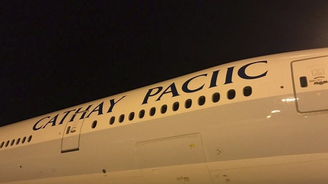 Hãng hàng không Cathay Pacific sơn lại máy bay cho mới, ai ngờ lại thiếu luôn chữ F mới đen - Ảnh 2.