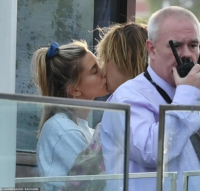 C&ograve;n g&igrave; l&atilde;ng mạn hơn: Justin Bieber ngồi giữa phố London gảy đ&agrave;n h&aacute;t tặng Hailey Baldwin trước mắt nhiều người - Ảnh 7.