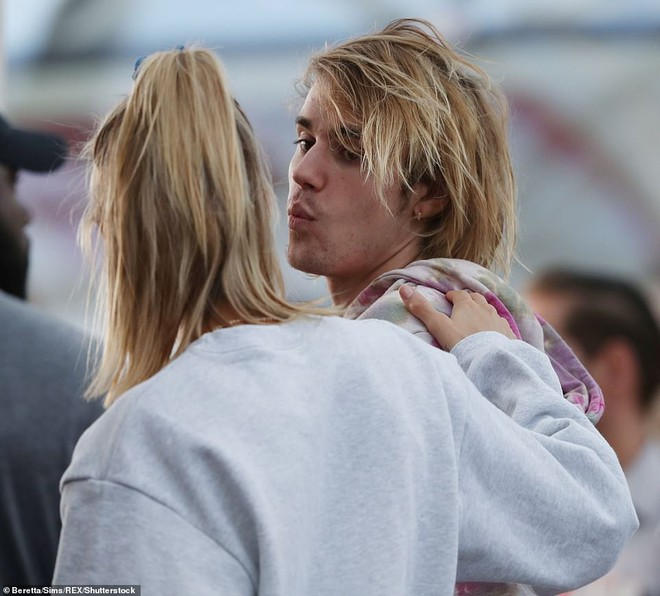 C&ograve;n g&igrave; l&atilde;ng mạn hơn: Justin Bieber ngồi giữa phố London gảy đ&agrave;n h&aacute;t tặng Hailey Baldwin trước mắt nhiều người - Ảnh 8.