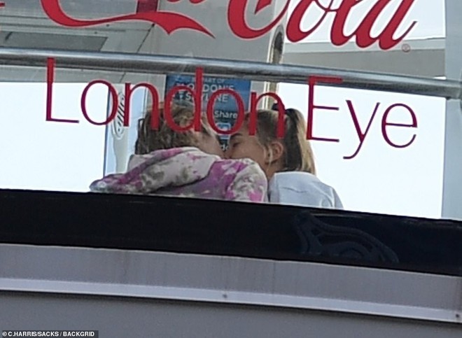 C&ograve;n g&igrave; l&atilde;ng mạn hơn: Justin Bieber ngồi giữa phố London gảy đ&agrave;n h&aacute;t tặng Hailey Baldwin trước mắt nhiều người - Ảnh 9.