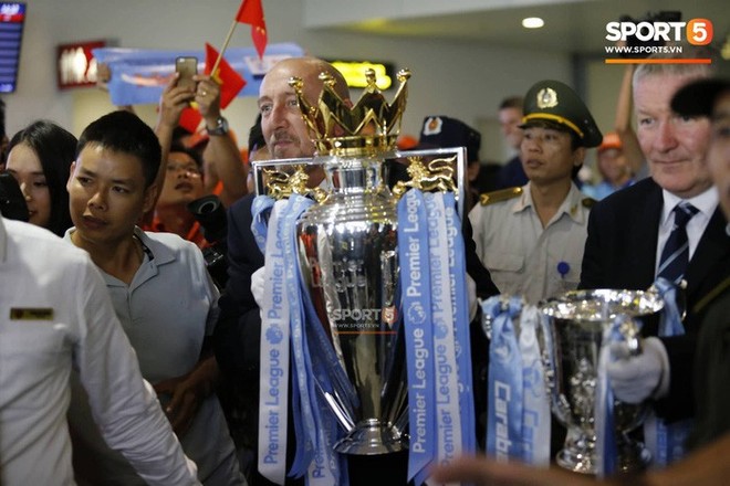 Chiếc Cup vô địch danh giá của giải Ngoại Hạng Anh xuất hiện trên đường phố Hà Nội - Ảnh 2.