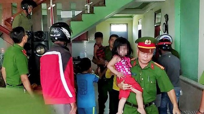 Ph&uacute;t c&acirc;n n&atilde;o giải cứu 3 đứa trẻ bị bố &eacute;p chết chung - Ảnh 2.