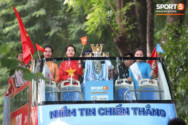 Chiếc Cup v&ocirc; địch danh gi&aacute; của giải Ngoại Hạng Anh xuất hiện tr&ecirc;n đường phố H&agrave; Nội - Ảnh 3.