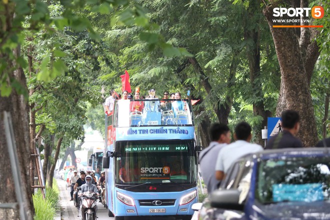 Chiếc Cup vô địch danh giá của giải Ngoại Hạng Anh xuất hiện trên đường phố Hà Nội - Ảnh 4.