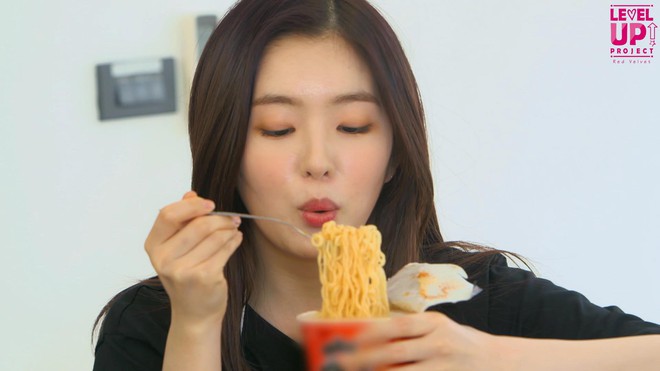 Đẳng cấp nhan sắc của nữ thần Irene: Chỉ ngồi ăn cũng đẹp như đang quay quảng cáo - Ảnh 1.