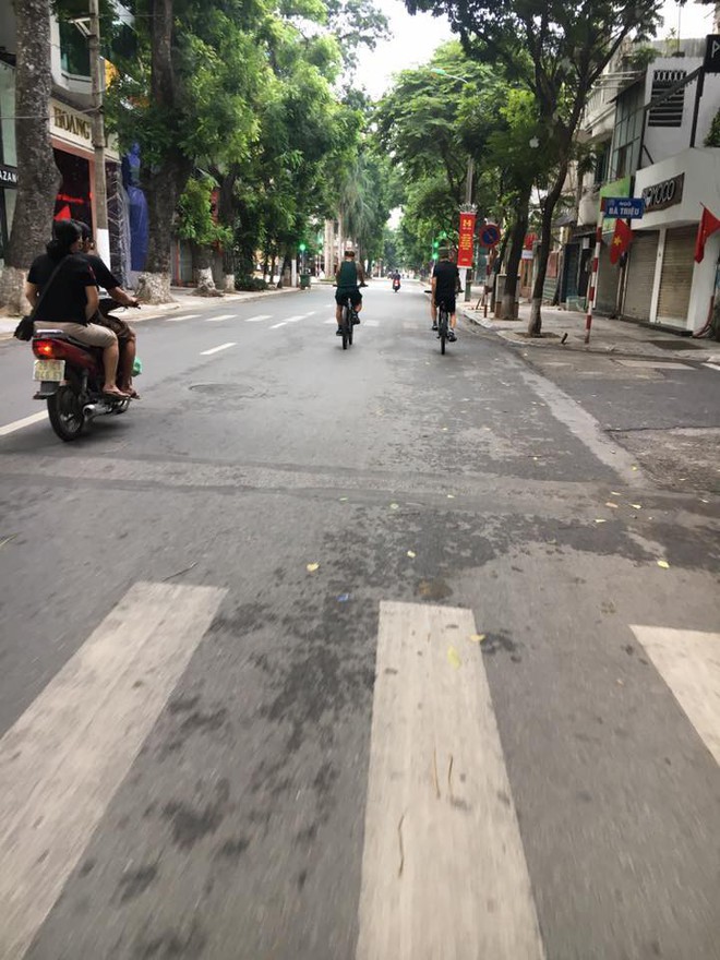 Đường phố H&agrave; Nội h&ocirc;m nay vắng vẻ y&ecirc;n b&igrave;nh như m&ugrave;ng 1 Tết - Ảnh 6.