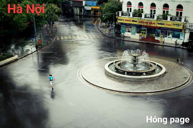 Đường phố H&agrave; Nội h&ocirc;m nay vắng vẻ y&ecirc;n b&igrave;nh như m&ugrave;ng 1 Tết - Ảnh 1.