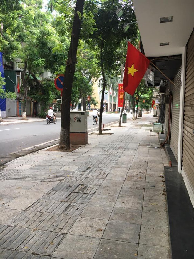 Đường phố H&agrave; Nội h&ocirc;m nay vắng vẻ y&ecirc;n b&igrave;nh như m&ugrave;ng 1 Tết - Ảnh 5.