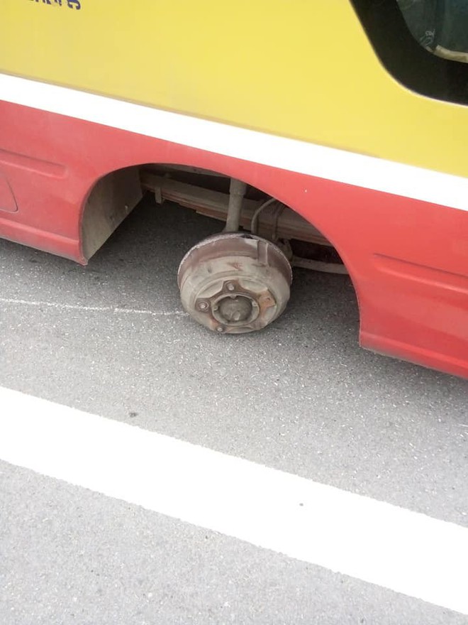 Thanh H&oacute;a: Xe bus đang đi tr&ecirc;n đường bất ngờ rơi lu&ocirc;n một b&aacute;nh - Ảnh 1.