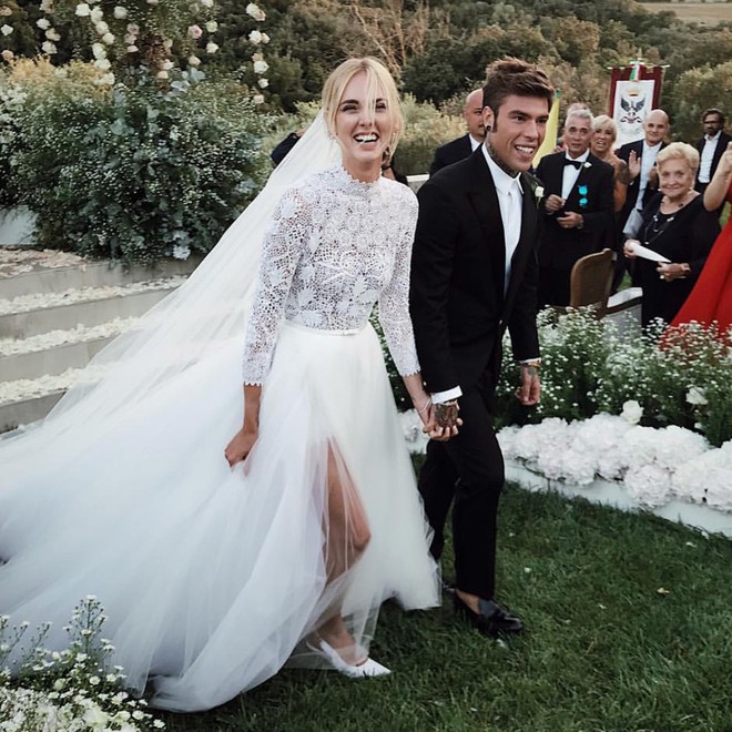Váy cưới của hot fashionista Chiara Ferragni đẹp hơn tưởng tượng, được Dior thiết kế riêng và tốn tới 1600 giờ để hoàn thiện - Ảnh 1.