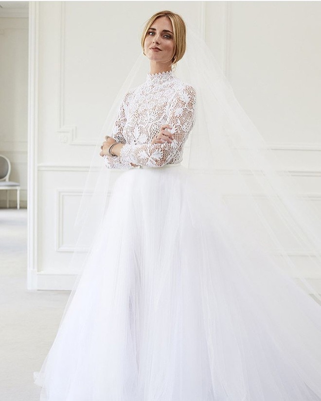 V&aacute;y cưới của hot fashionista Chiara Ferragni đẹp hơn tưởng tượng, được Dior thiết kế ri&ecirc;ng v&agrave; tốn tới 1600 giờ để ho&agrave;n thiện - Ảnh 4.