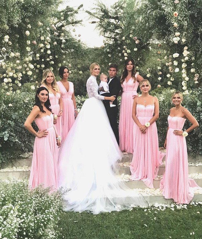 V&aacute;y cưới của hot fashionista Chiara Ferragni đẹp hơn tưởng tượng, được Dior thiết kế ri&ecirc;ng v&agrave; tốn tới 1600 giờ để ho&agrave;n thiện - Ảnh 8.