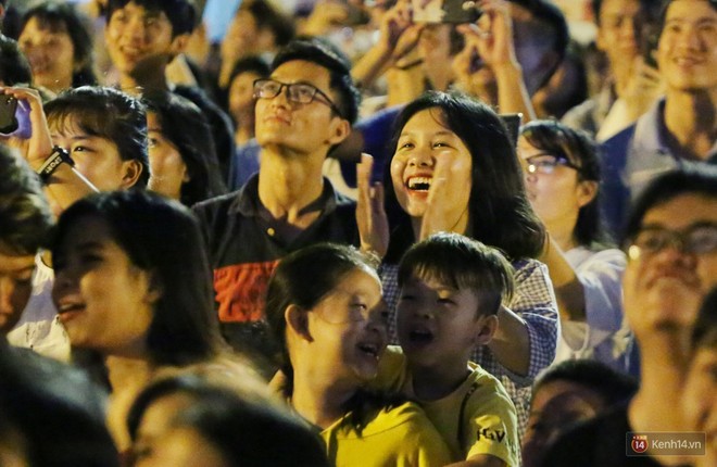 Ảnh: Hàng nghìn người Sài Gòn ồ lên thích thú khi thưởng thức bữa tiệc pháo hoa mãn nhãn mừng lễ Quốc khánh - Ảnh 14.