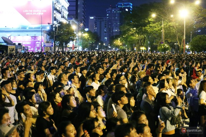 Ảnh: Hàng nghìn người Sài Gòn ồ lên thích thú khi thưởng thức bữa tiệc pháo hoa mãn nhãn mừng lễ Quốc khánh - Ảnh 1.