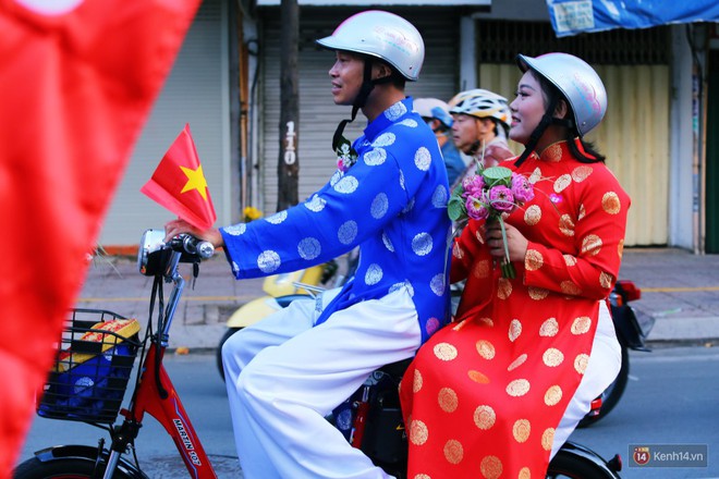 Lãng mạn 100 chú rể đạp xe chở cô dâu vi vu trên đường trung tâm Sài Gòn trong ngày Quốc khánh 2/9 - Ảnh 4.