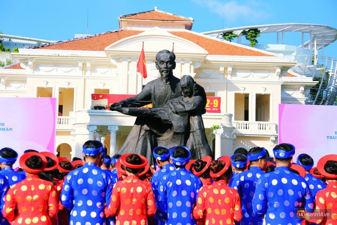 L&atilde;ng mạn 100 ch&uacute; rể đạp xe chở c&ocirc; d&acirc;u vi vu tr&ecirc;n đường trung t&acirc;m S&agrave;i G&ograve;n trong ng&agrave;y Quốc kh&aacute;nh 2/9 - Ảnh 9.