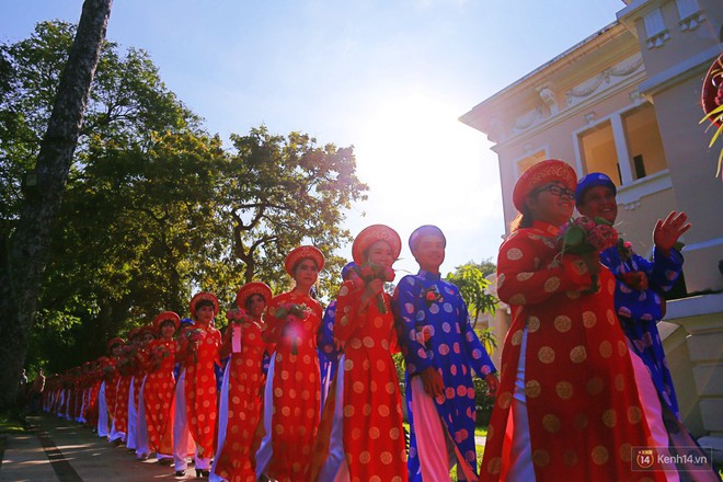 L&atilde;ng mạn 100 ch&uacute; rể đạp xe chở c&ocirc; d&acirc;u vi vu tr&ecirc;n đường trung t&acirc;m S&agrave;i G&ograve;n trong ng&agrave;y Quốc kh&aacute;nh 2/9 - Ảnh 6.