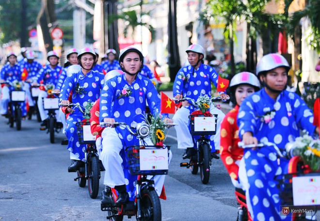 Lãng mạn 100 chú rể đạp xe chở cô dâu vi vu trên đường trung tâm Sài Gòn trong ngày Quốc khánh 2/9 - Ảnh 5.