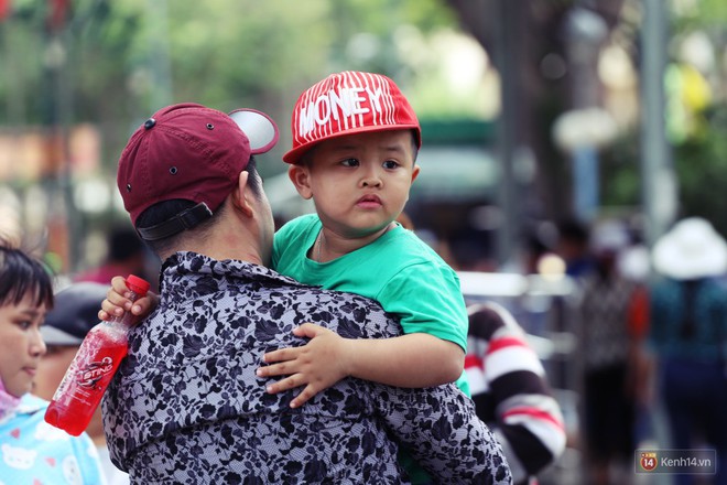 Thảo Cầm Viên đông nghẹt người ngày nghỉ lễ 2/9, người lớn lẫn trẻ em bơ phờ vì nắng nóng - Ảnh 14.