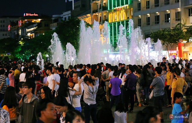 Phố đi bộ Nguyễn Huệ đông nghẹt người vui chơi, chờ thưởng thức pháo hoa mừng Quốc khánh 2/9 - Ảnh 6.